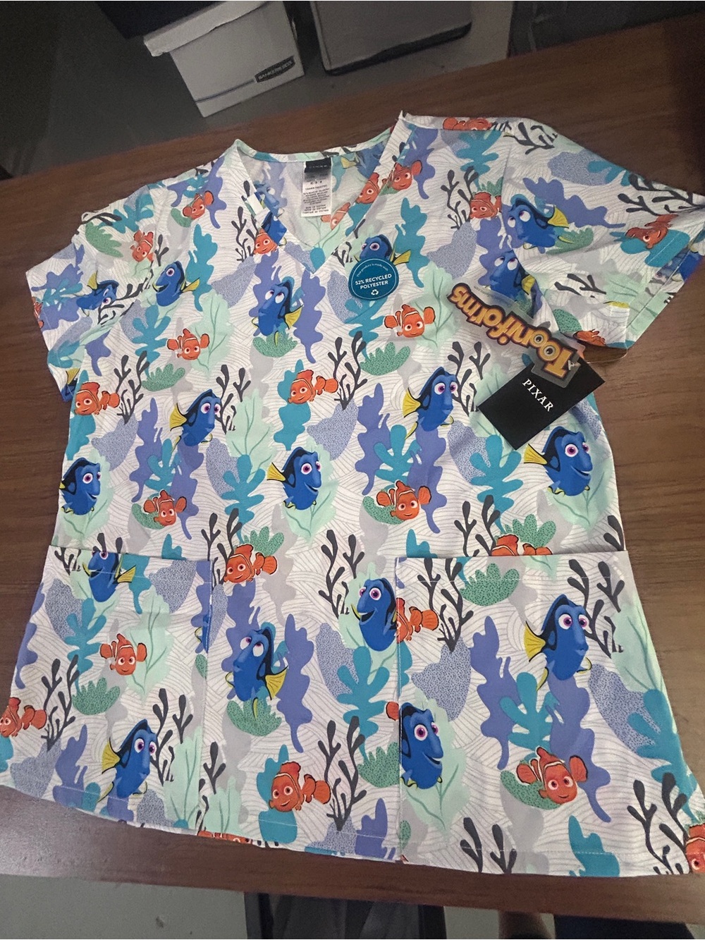 Pixar Finding Dory Women's V-Neck Scrub Top - Blue/Orange Print